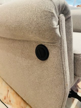 Sillón reclinable gris con reposapiés