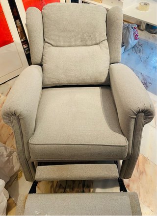 Sillón reclinable gris con reposapiés