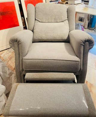 Sillón reclinable gris con reposapiés