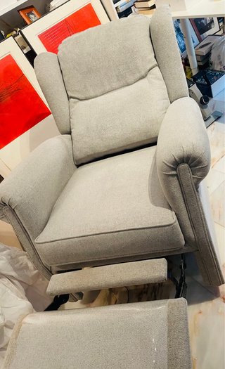 Sillón reclinable gris con reposapiés