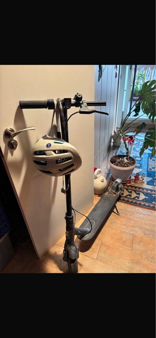 Patinete eléctrico con casco y candado