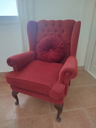 Sillón orejero antiguo rojo