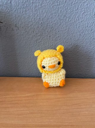 Muñeco de crochet pollito con gorro