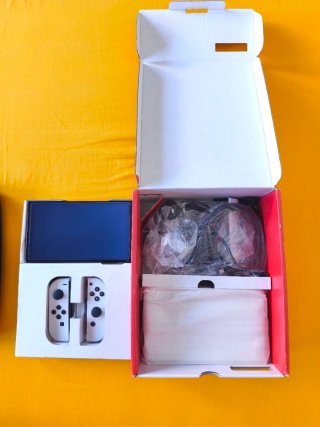 Nintendo Switch OLED + Hogwarts Legacy + Estuche