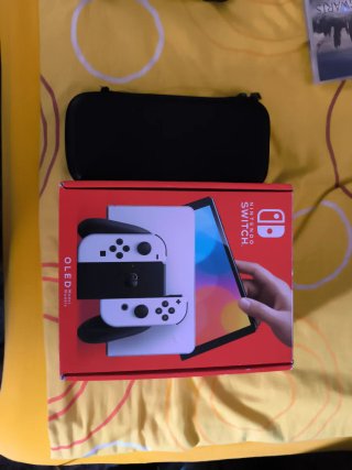 Nintendo Switch OLED + Estuche