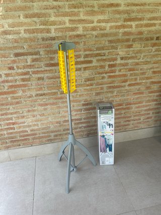 Tendedero portátil gris y amarillo