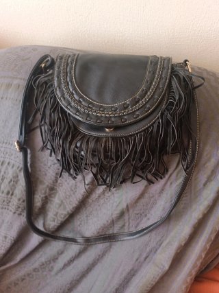 Bolso de cuero negro con flecos
