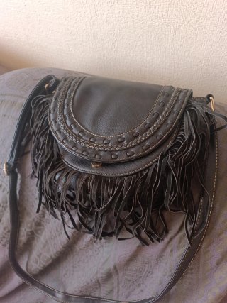 Bolso de cuero negro con flecos