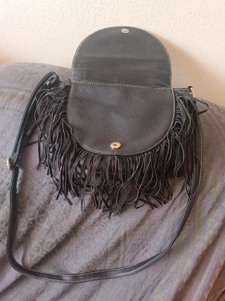 Bolso de cuero negro con flecos