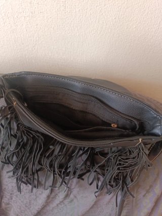 Bolso de cuero negro con flecos