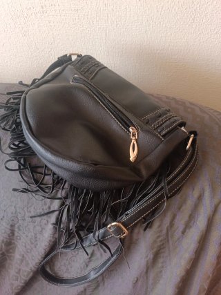 Bolso de cuero negro con flecos
