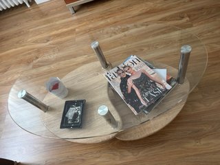 Mesa auxiliar salón cristal y madera