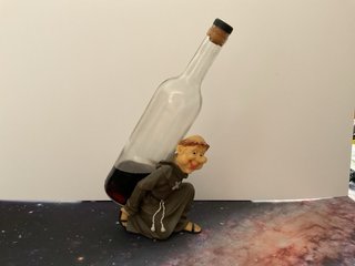 Figura Monje Sostén Botellas