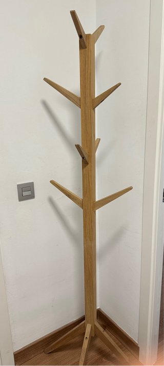 Perchero de pie de madera