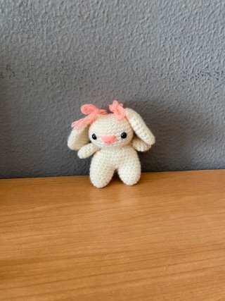 Muñeco de crochet conejo con lacitos