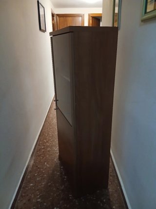 Vitrina de madera marrón amplia