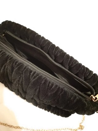 Bolso terciopelo negro perlas cadena