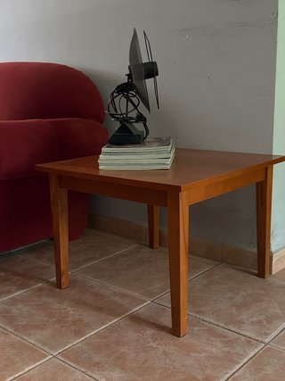 Mesa baja cuadrada de madera