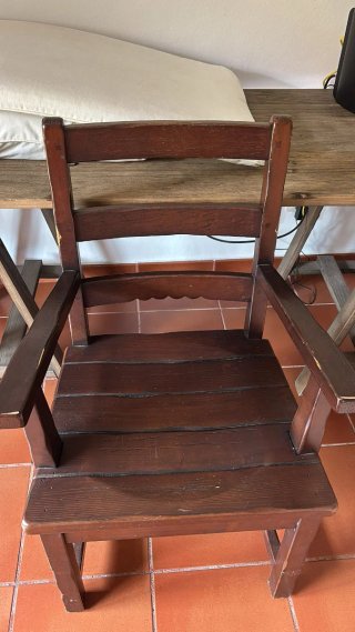 Silla de madera rústica
