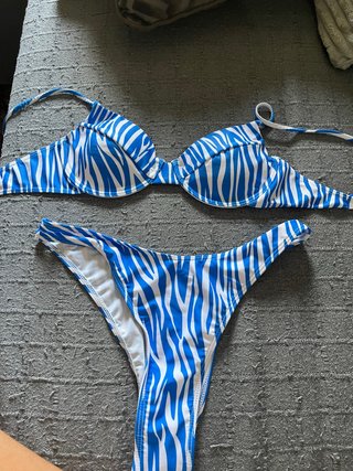 Bikini azul y blanco estampado cebra
