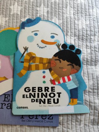 Cuatro libros en catalán menos uno.