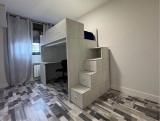 Cama litera con escritorio y escaleras