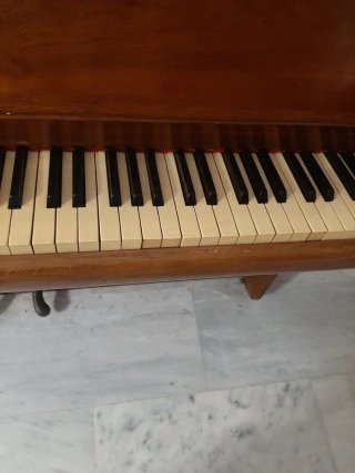 Piano antiguo de madera