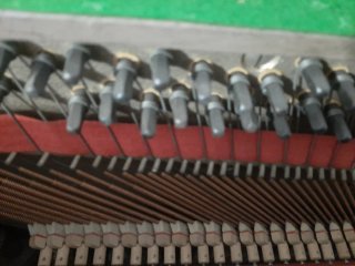 Piano antiguo de madera