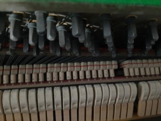 Piano antiguo de madera