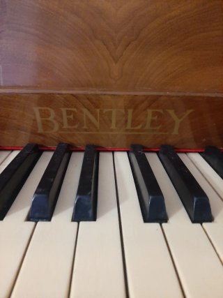 Piano antiguo de madera