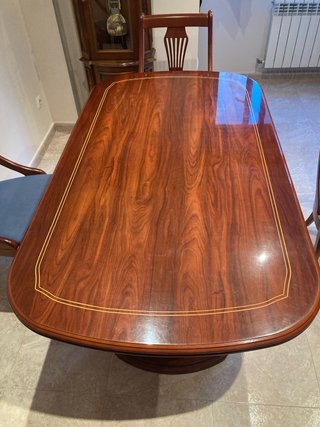 Mesa de comedor y 4 sillas de madera