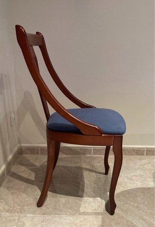 Mesa de comedor y 4 sillas de madera
