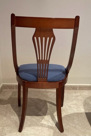 Mesa de comedor y 4 sillas de madera