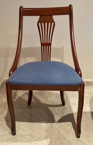 Mesa de comedor y 4 sillas de madera