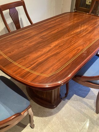 Mesa de comedor y 4 sillas de madera