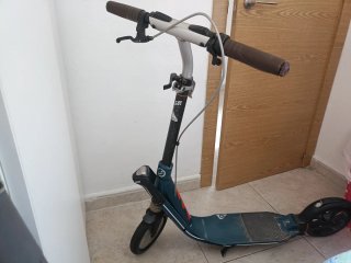 Patinete azul con suspensión y desmontable