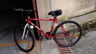 Bicicleta de montaña roja ALGOTAN
