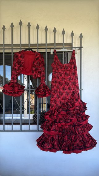Traje de flamenca rojo y negro