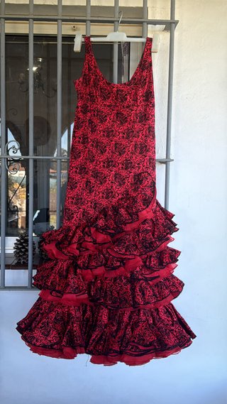 Traje de flamenca rojo y negro