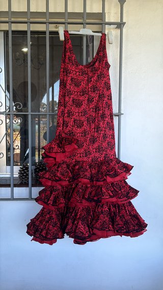 Traje de flamenca rojo y negro