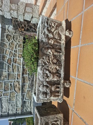 Jardinera de piedra con relieve