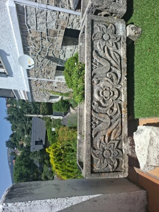 Jardinera de piedra con relieve
