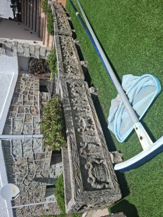 Jardinera de piedra con relieve