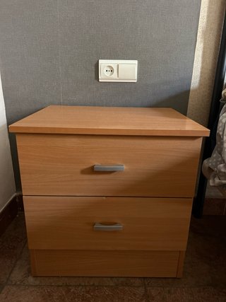 Juego de cajonera y 2 mesitas de noche de madera