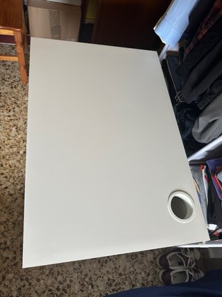 Escritorio blanco con cajonera