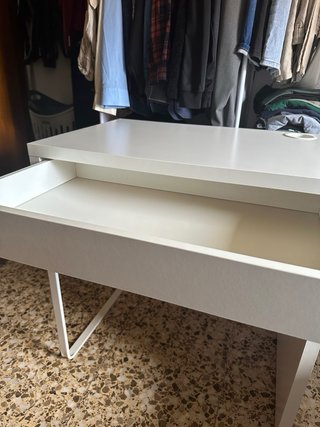 Escritorio blanco con cajonera