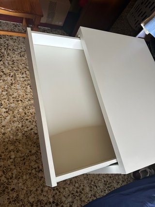 Escritorio blanco con cajonera