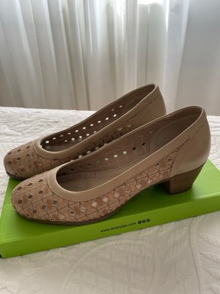 Zapatos Pitillos Beige y Dorado