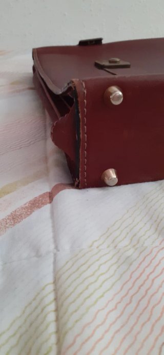 Maletín de piel marrón con detalles dorados