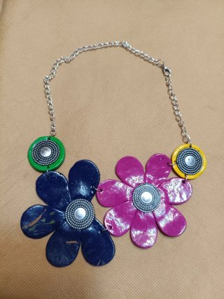 Collar hecho a mano con flores